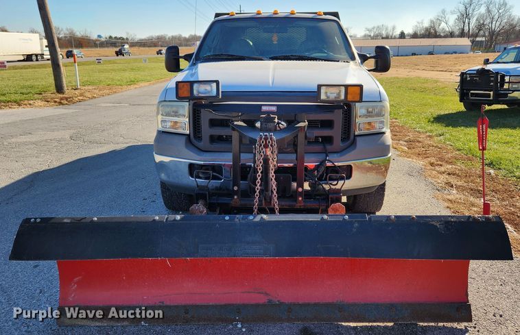 image for item JB9713 2005 Ford F350 Super Duty XL  flatbed pickup truck