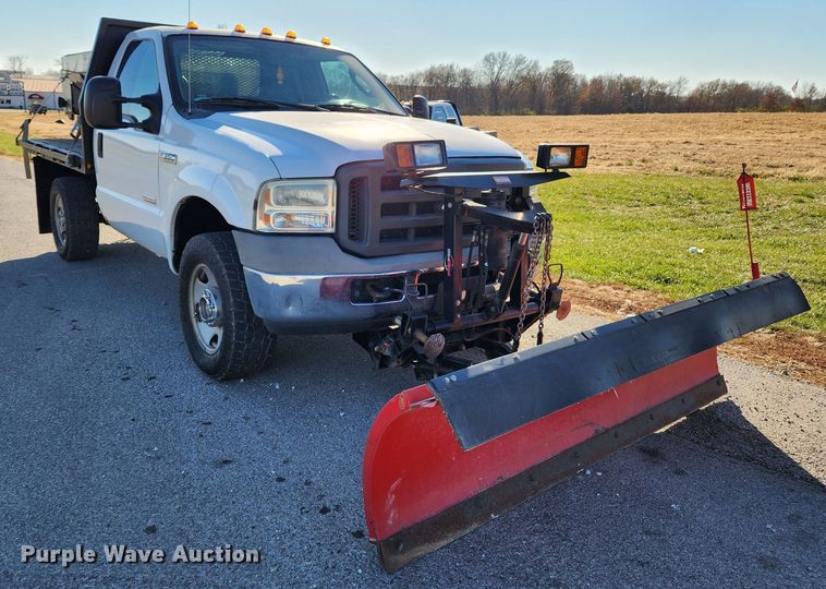 image for item JB9713 2005 Ford F350 Super Duty XL  flatbed pickup truck