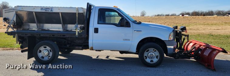 image for item JB9713 2005 Ford F350 Super Duty XL  flatbed pickup truck