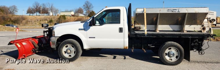 image for item JB9713 2005 Ford F350 Super Duty XL  flatbed pickup truck