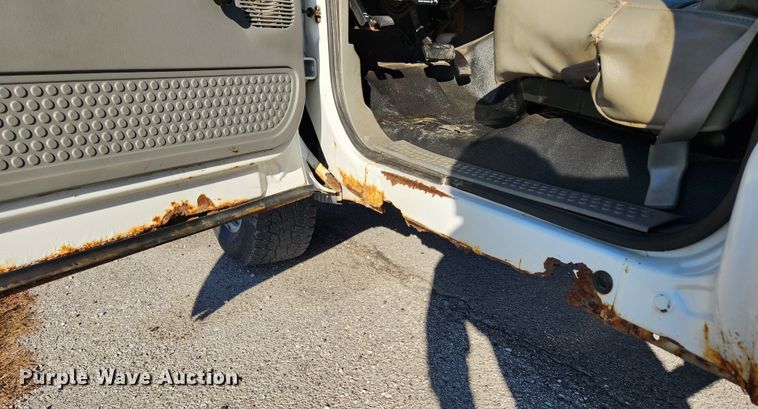 image for item JB9713 2005 Ford F350 Super Duty XL  flatbed pickup truck