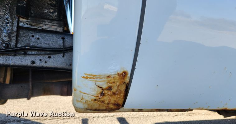 image for item JB9713 2005 Ford F350 Super Duty XL  flatbed pickup truck