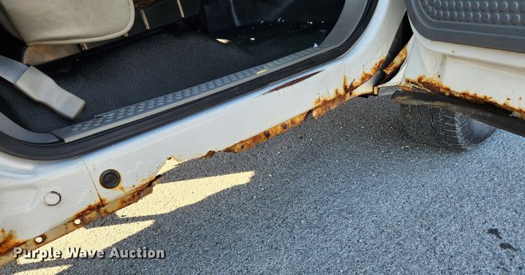 image for item JB9713 2005 Ford F350 Super Duty XL  flatbed pickup truck