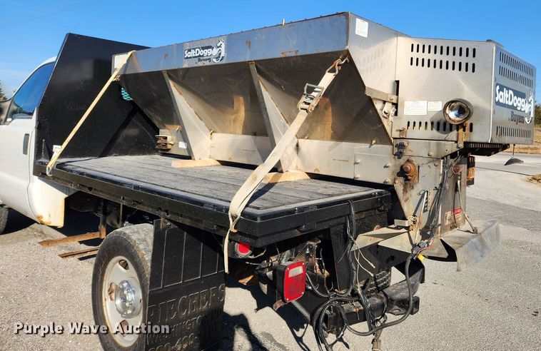 image for item JB9713 2005 Ford F350 Super Duty XL  flatbed pickup truck