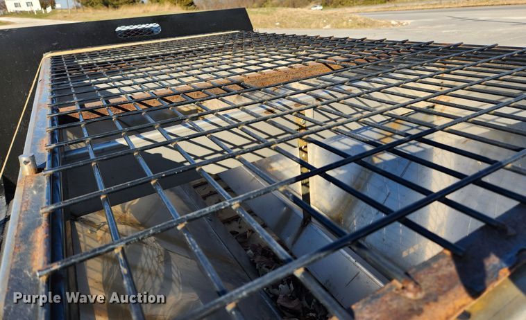 image for item JB9713 2005 Ford F350 Super Duty XL  flatbed pickup truck