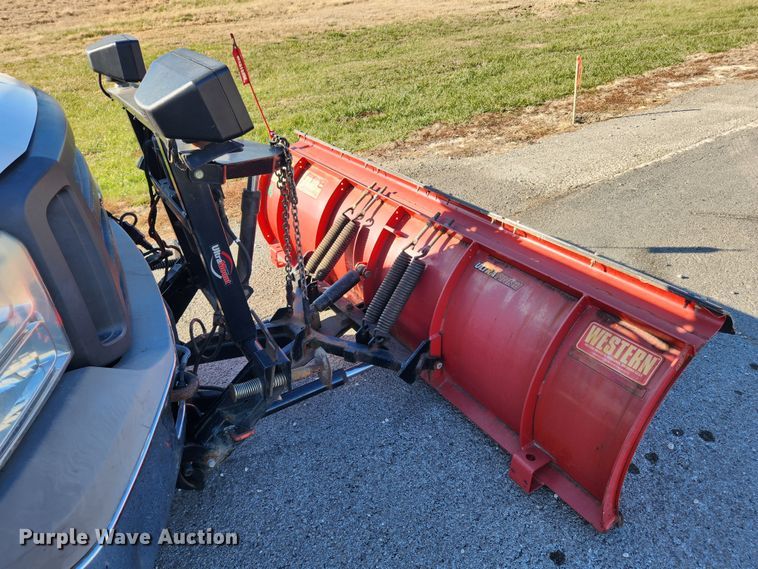 image for item JB9713 2005 Ford F350 Super Duty XL  flatbed pickup truck