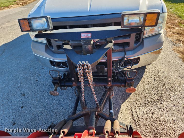 image for item JB9713 2005 Ford F350 Super Duty XL  flatbed pickup truck