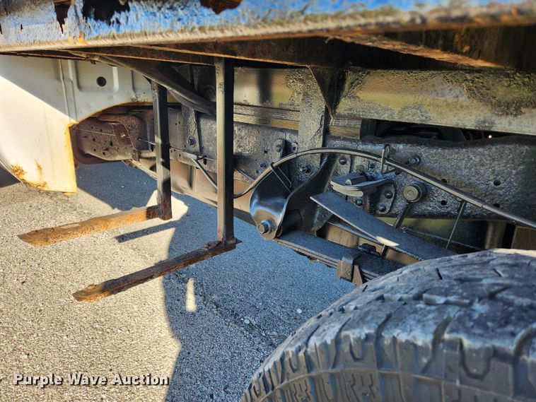 image for item JB9713 2005 Ford F350 Super Duty XL  flatbed pickup truck