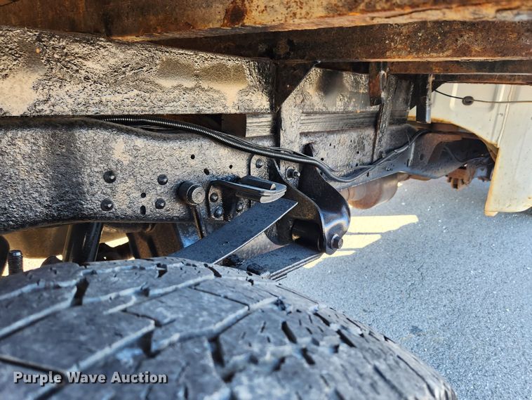 image for item JB9713 2005 Ford F350 Super Duty XL  flatbed pickup truck