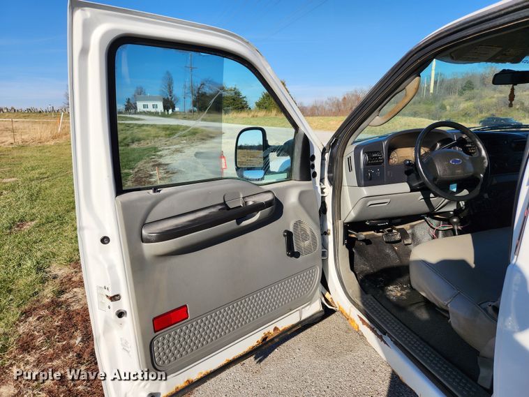 image for item JB9713 2005 Ford F350 Super Duty XL  flatbed pickup truck