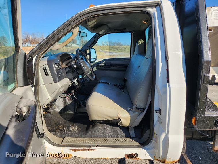 image for item JB9713 2005 Ford F350 Super Duty XL  flatbed pickup truck