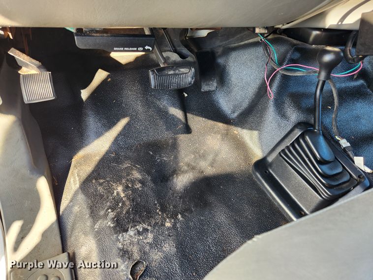 image for item JB9713 2005 Ford F350 Super Duty XL  flatbed pickup truck