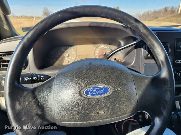 image for item JB9713 2005 Ford F350 Super Duty XL  flatbed pickup truck