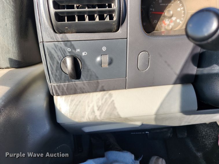 image for item JB9713 2005 Ford F350 Super Duty XL  flatbed pickup truck