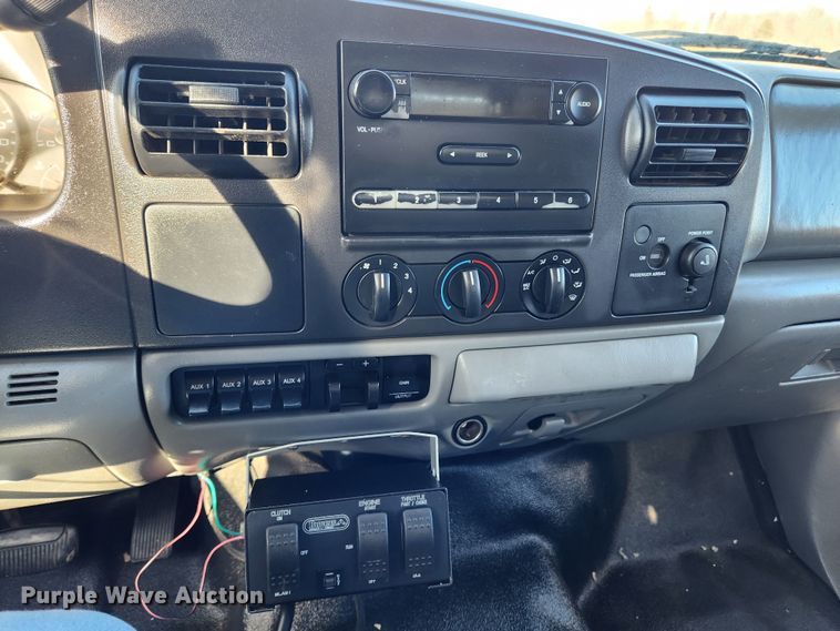 image for item JB9713 2005 Ford F350 Super Duty XL  flatbed pickup truck