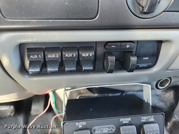 image for item JB9713 2005 Ford F350 Super Duty XL  flatbed pickup truck