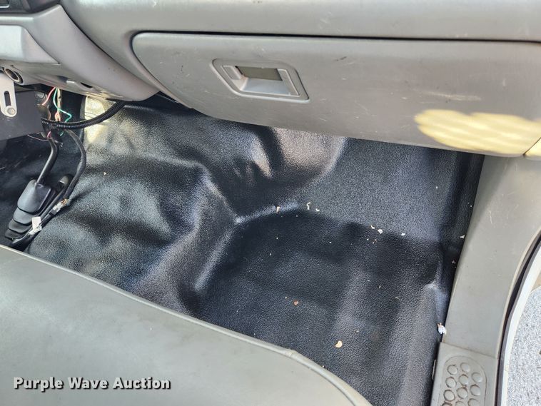 image for item JB9713 2005 Ford F350 Super Duty XL  flatbed pickup truck