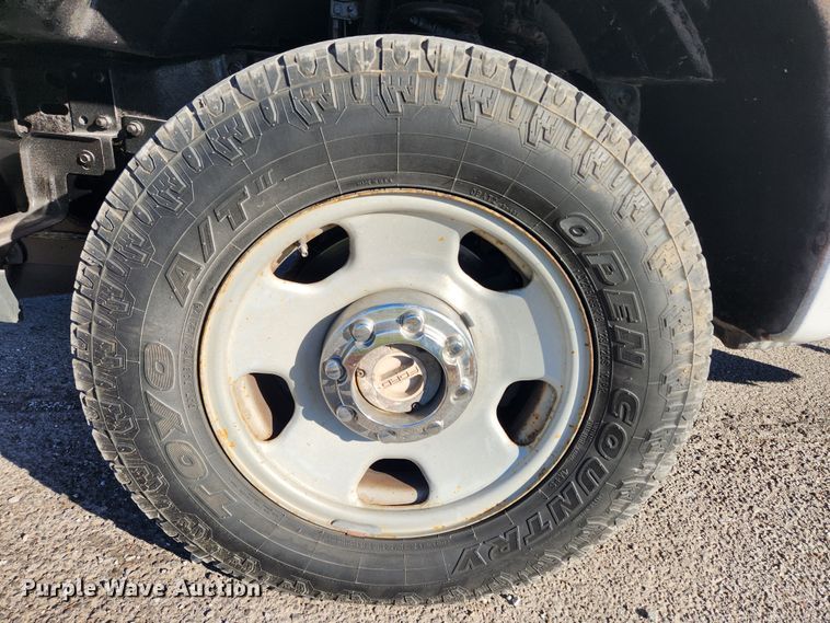 image for item JB9713 2005 Ford F350 Super Duty XL  flatbed pickup truck