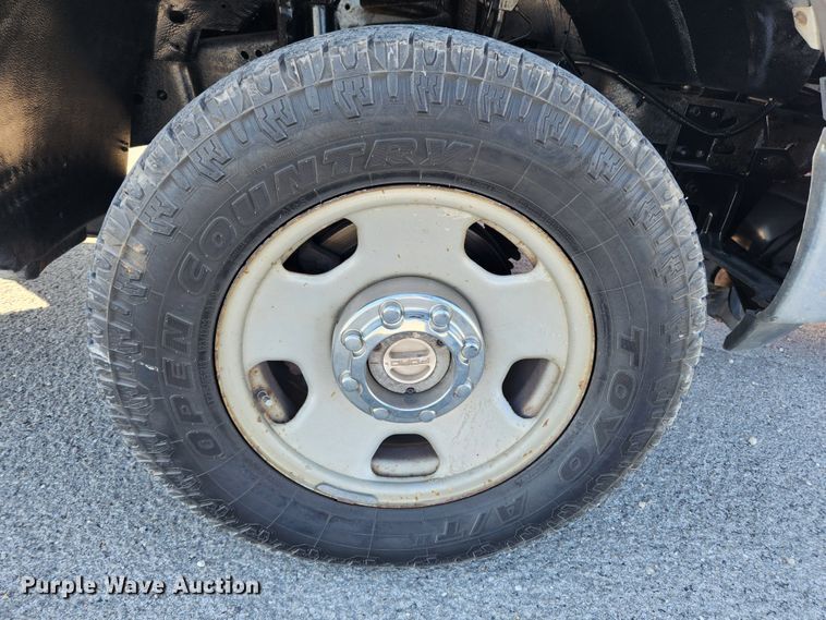 image for item JB9713 2005 Ford F350 Super Duty XL  flatbed pickup truck