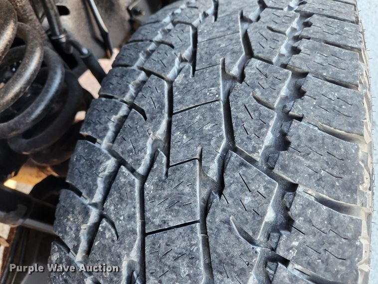 image for item JB9713 2005 Ford F350 Super Duty XL  flatbed pickup truck