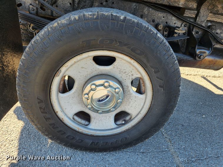 image for item JB9713 2005 Ford F350 Super Duty XL  flatbed pickup truck