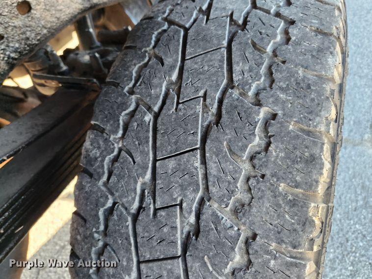 image for item JB9713 2005 Ford F350 Super Duty XL  flatbed pickup truck