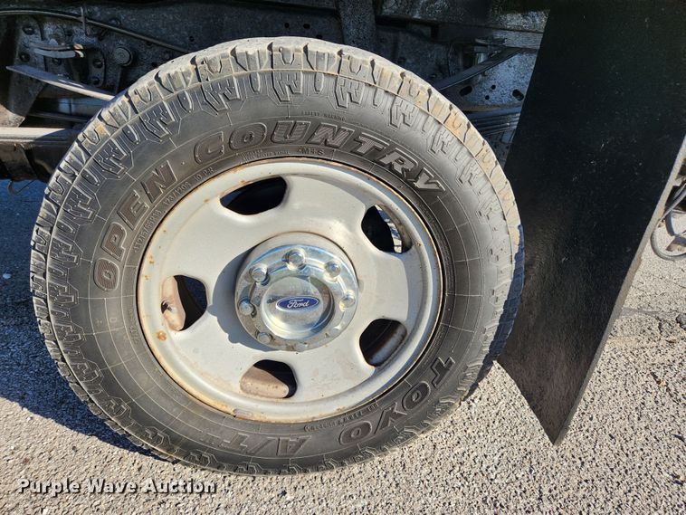 image for item JB9713 2005 Ford F350 Super Duty XL  flatbed pickup truck