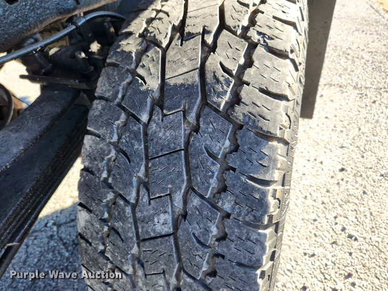 image for item JB9713 2005 Ford F350 Super Duty XL  flatbed pickup truck