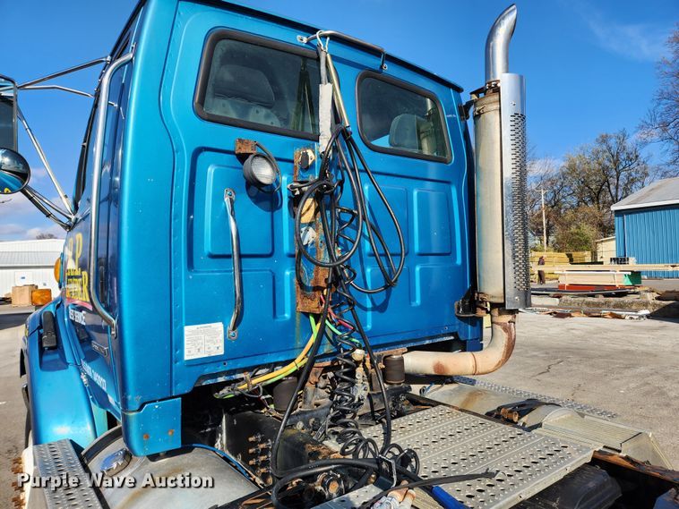 image for item JB9724 2005 Sterling LT9500  semi truck