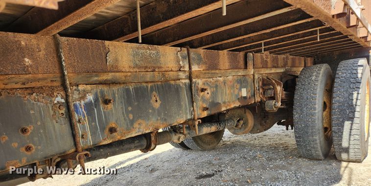 image for item JB9726 2004 Ford F650 Super Duty XL  flatbed truck