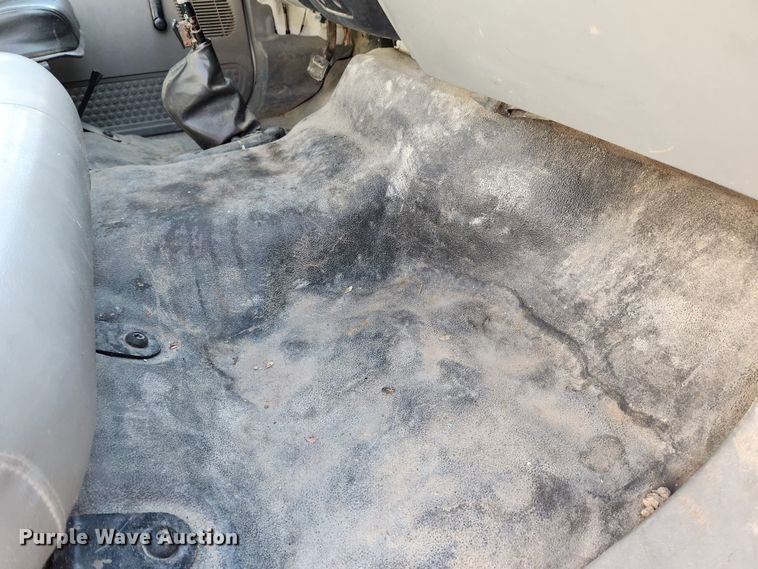 image for item JB9726 2004 Ford F650 Super Duty XL  flatbed truck