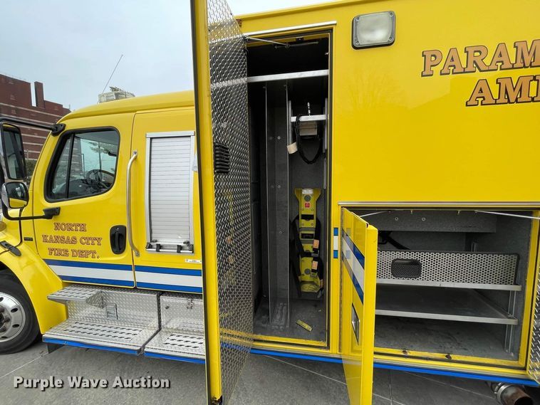 image for item JC9934 2007 Freightliner Business Class M2  ambulance