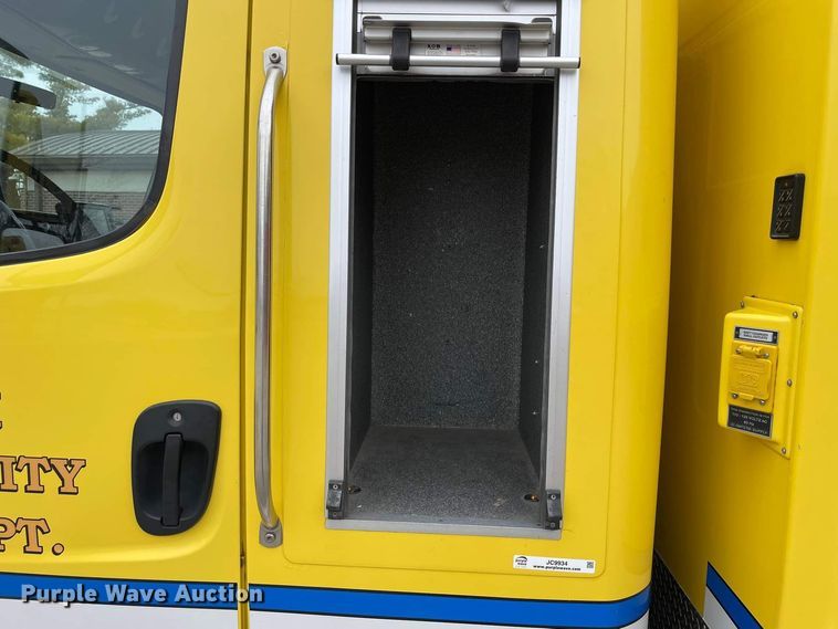 image for item JC9934 2007 Freightliner Business Class M2  ambulance