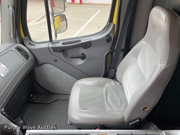 image for item JC9934 2007 Freightliner Business Class M2  ambulance