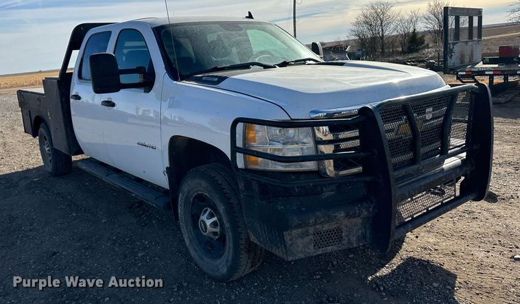 image for item JD9674 2013 Chevrolet Silverado 2500HD  Crew Cab flatbed truck