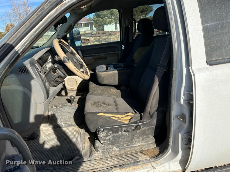 image for item JD9674 2013 Chevrolet Silverado 2500HD  Crew Cab flatbed truck