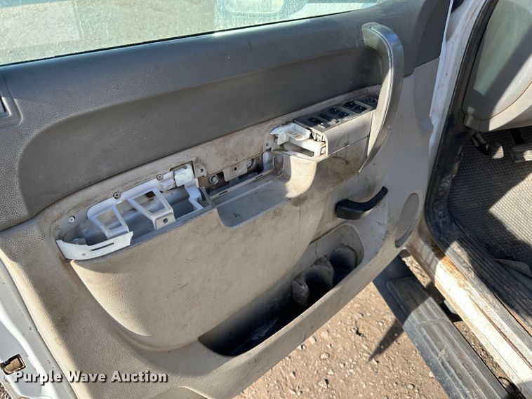 image for item JD9674 2013 Chevrolet Silverado 2500HD  Crew Cab flatbed truck