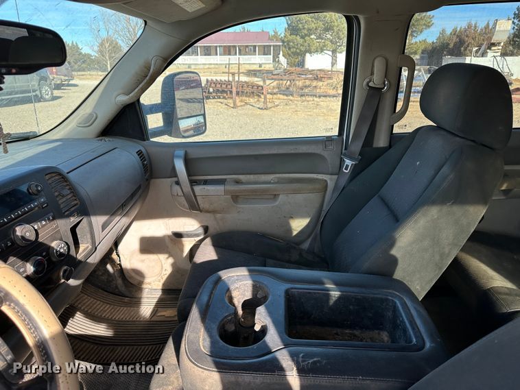 image for item JD9674 2013 Chevrolet Silverado 2500HD  Crew Cab flatbed truck