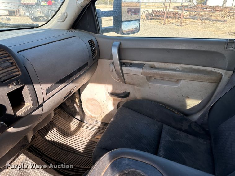 image for item JD9674 2013 Chevrolet Silverado 2500HD  Crew Cab flatbed truck