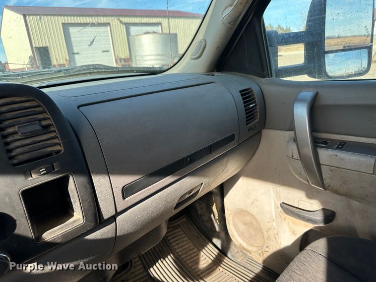 image for item JD9674 2013 Chevrolet Silverado 2500HD  Crew Cab flatbed truck