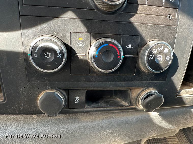 image for item JD9674 2013 Chevrolet Silverado 2500HD  Crew Cab flatbed truck