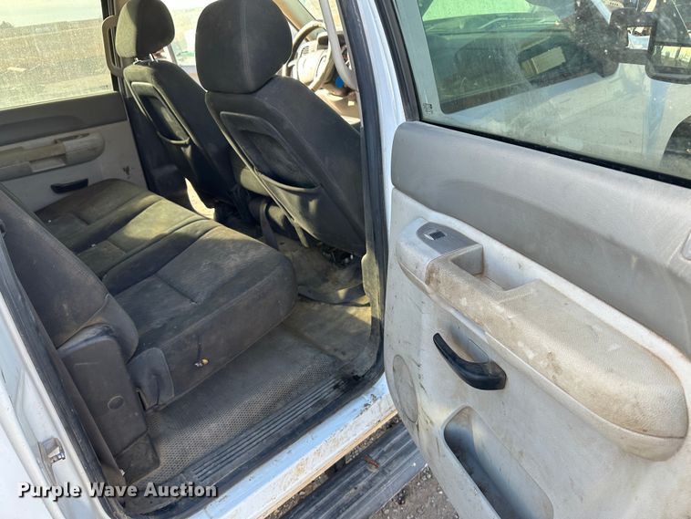 image for item JD9674 2013 Chevrolet Silverado 2500HD  Crew Cab flatbed truck