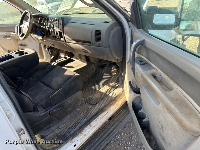 image for item JD9674 2013 Chevrolet Silverado 2500HD  Crew Cab flatbed truck