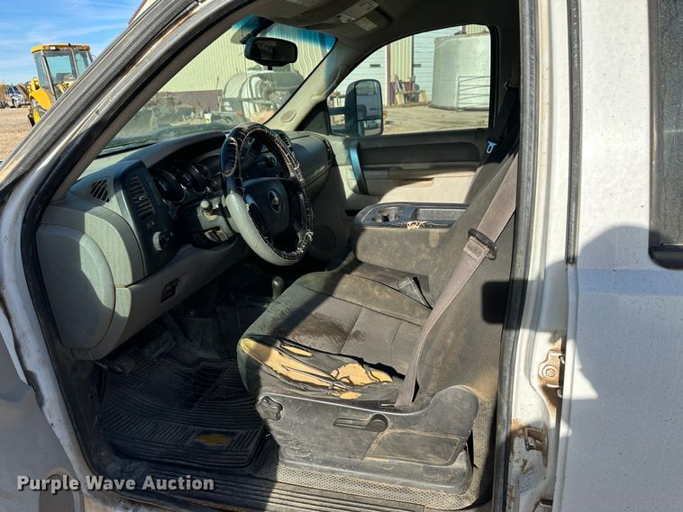 image for item JD9678 2013 Chevrolet Silverado 2500HD  Crew Cab flatbed truck