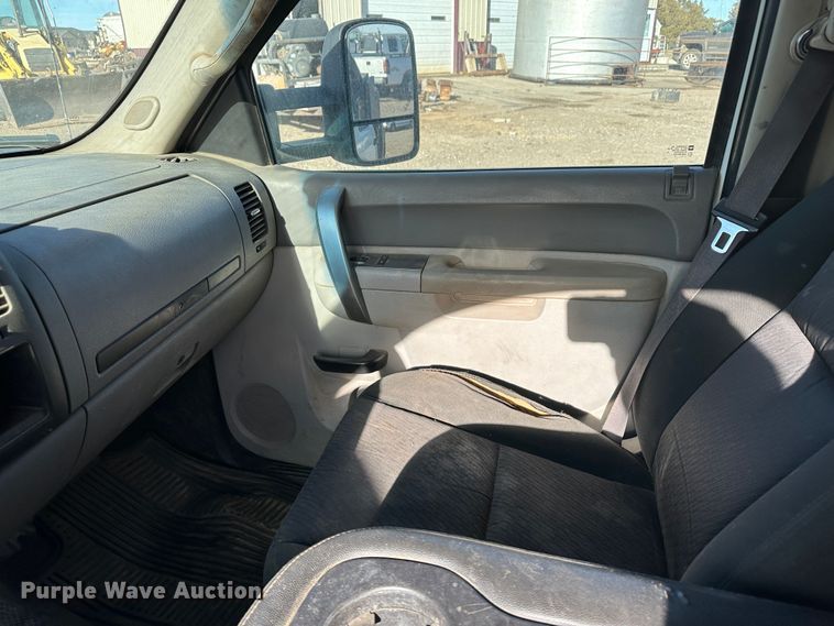 image for item JD9678 2013 Chevrolet Silverado 2500HD  Crew Cab flatbed truck