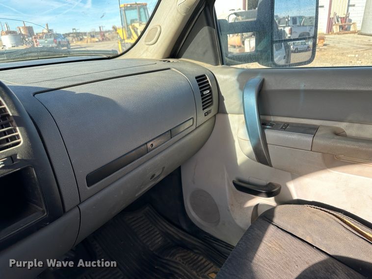 image for item JD9678 2013 Chevrolet Silverado 2500HD  Crew Cab flatbed truck