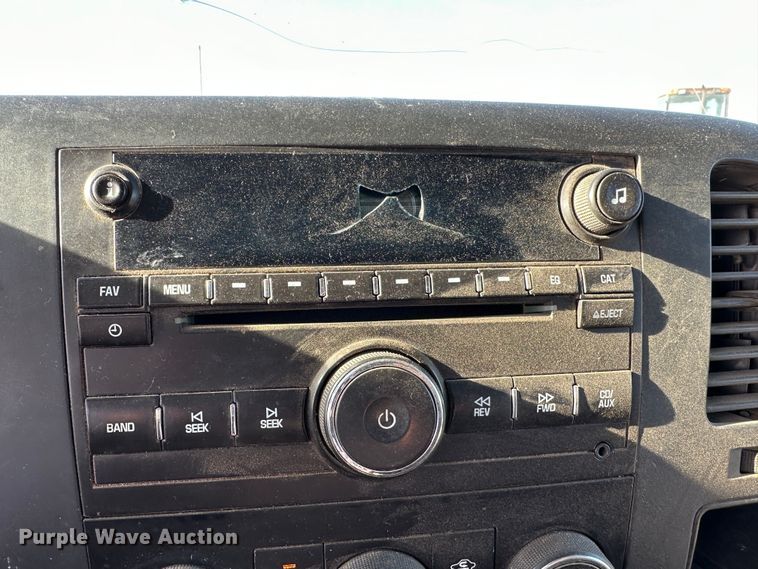 image for item JD9678 2013 Chevrolet Silverado 2500HD  Crew Cab flatbed truck