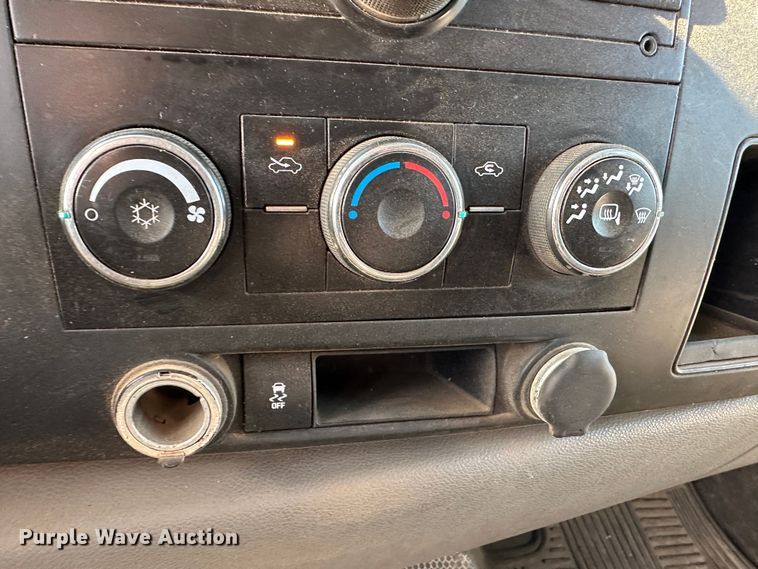 image for item JD9678 2013 Chevrolet Silverado 2500HD  Crew Cab flatbed truck