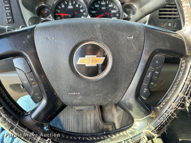 image for item JD9678 2013 Chevrolet Silverado 2500HD  Crew Cab flatbed truck