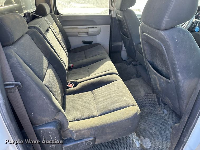 image for item JD9678 2013 Chevrolet Silverado 2500HD  Crew Cab flatbed truck